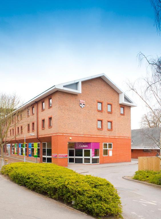 The Cedars Hotel Wokingham Extérieur photo